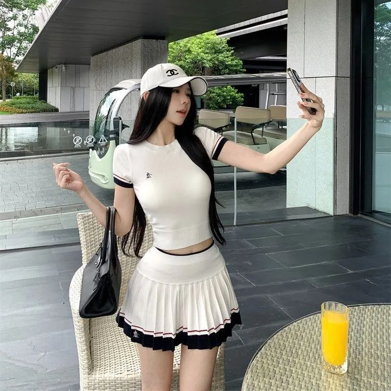 Summer Golf Clothing - ชุดฤดูร้อนสไตล์เกาหลีแบบสองชิ้น ชุดลำลองสำหรับเล่นเทนนิส กอล์ฟ ชุดกีฬาเข้ารูป กระชับสัดส่วน เสื้อแขนสั้นและกระโปรง